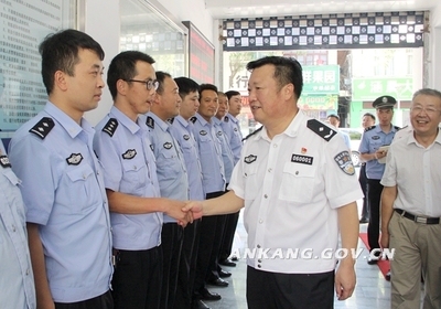 酷暑下的警民魚水情——陳明、楊尚偉慰問一線執勤民警并指導后勤保障工作